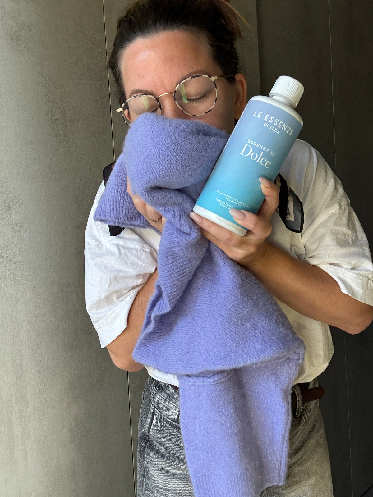 Elke ruikt aan een trui gewassen met Le Essenze di Elda wasparfum Dolce